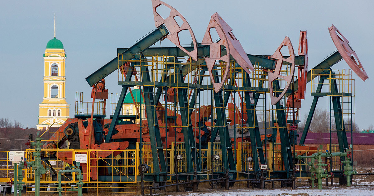 Image of a Russian oil refinery with smoke billowing from the stacks.
